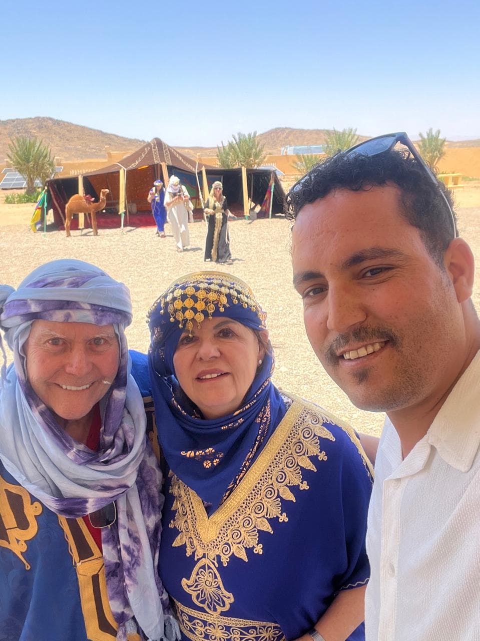 Viajeros explorando Marruecos con un operador turístico local